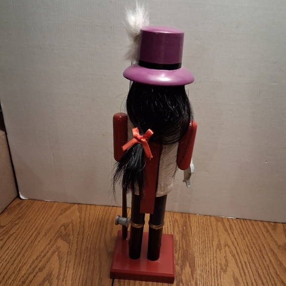 Fisherwoman Nutcracker - Picture 3 of 5
